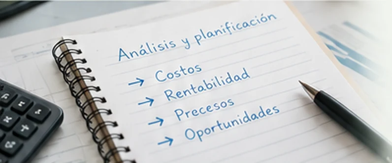 Cuaderno con análisis de costos, rentabilidad y oportunidades